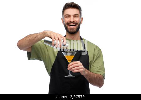 Glücklicher Barkeeper mit Shaker und Glas, der das Getränk zubereitete Stockfoto