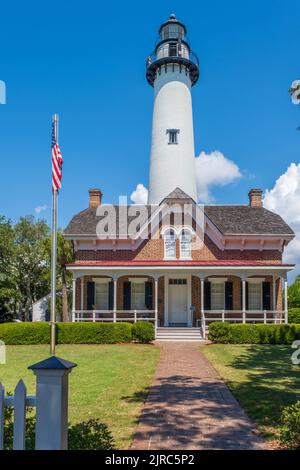 St. Simons Leuchtturm und Museum an einem sonnigen Tag mit blauem Himmel. Stockfoto