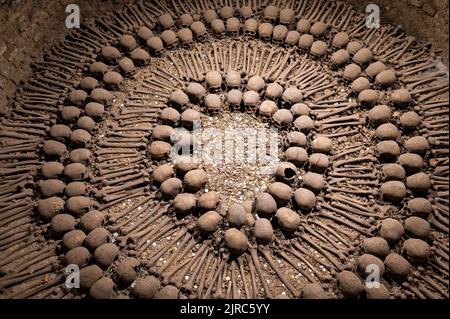 Schädel und Knochen in Lima Katakomben, Peru angeordnet. Stockfoto