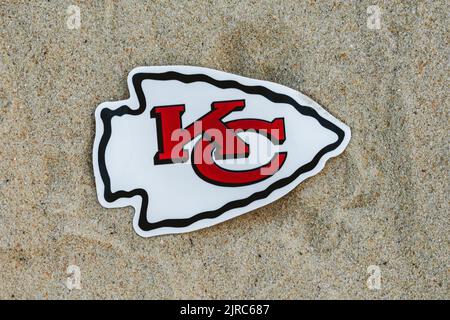 15. September 2021, Moskau, Russland. Das Emblem des Kansas City Chiefs Fußballclubs auf dem Sand des Strandes. Stockfoto