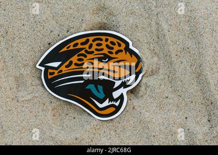 15. September 2021, Moskau, Russland. Das Emblem des Jacksonville Jaguars Fußballklubs auf dem Sand des Strandes. Stockfoto