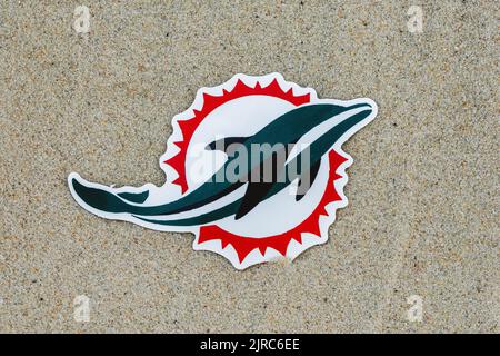 15. September 2021, Moskau, Russland. Das Emblem des Miami Dolphins Fußballklubs auf dem Sand des Strandes. Stockfoto