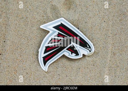 15. September 2021, Moskau, Russland. Das Emblem des Fußballclubs Atlanta Falcons auf dem Sand des Strandes. Stockfoto