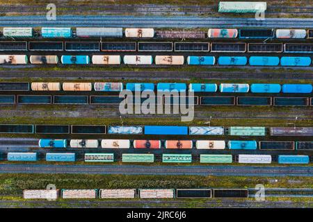 Luftaufnahme des Schienensortierungs-Güterbahnhofs mit Eisenbahnwagen, mit vielen Gleisen Eisenbahn. Schwerindustrie Stockfoto
