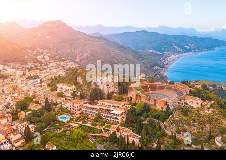 Taormina Theater, Amphitheater, Arena ist eine Stadt auf der Insel Sizilien, Italien. Luftaufnahme von oben im Abenduntergang Stockfoto