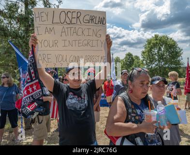 BEDMINSTER, N.J. – 14. August 2022: Demonstranten versammeln sich während eines ‘„Stand with Trump“-Ereignisses in der Nähe des Trump National Golf Club Bedminster. Stockfoto