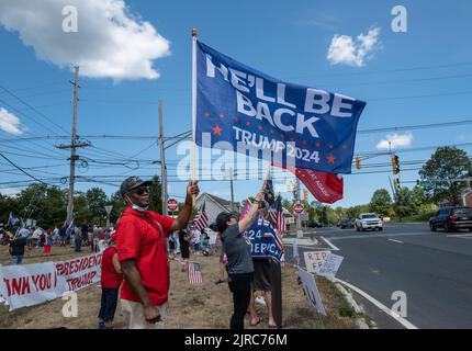 BEDMINSTER, N.J. – 14. August 2022: Demonstranten versammeln sich während eines ‘„Stand with Trump“-Ereignisses in der Nähe des Trump National Golf Club Bedminster. Stockfoto