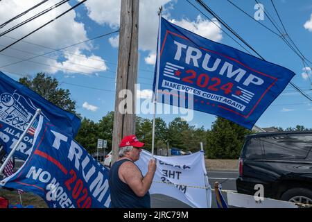 BEDMINSTER, N.J. – 14. August 2022: Ein Demonstrator wird während eines ‘„Stand with Trump“-Events in der Nähe des Trump National Golf Club Bedminster gesehen. Stockfoto