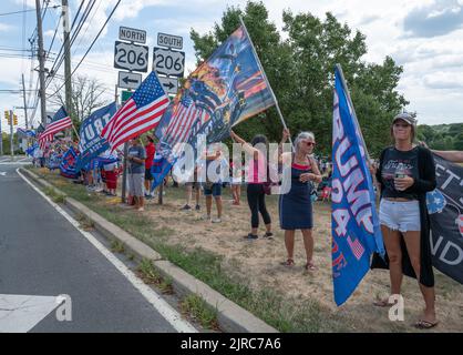 BEDMINSTER, N.J. – 14. August 2022: Demonstranten versammeln sich während eines ‘„Stand with Trump“-Ereignisses in der Nähe des Trump National Golf Club Bedminster. Stockfoto