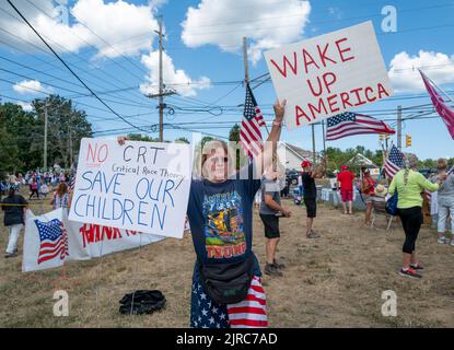 BEDMINSTER, N.J. – 14. August 2022: Demonstranten versammeln sich während eines ‘„Stand with Trump“-Ereignisses in der Nähe des Trump National Golf Club Bedminster. Stockfoto