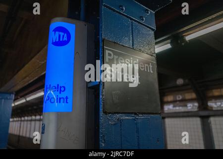 BROOKLYN, N.Y. – 19. August 2022: Ein Schild in der New York City Subway kennzeichnet die President Street-Medgar Evers College Station. Stockfoto