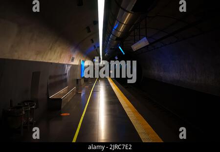 Leere Metrostation in Neapel, Italien. Stockfoto