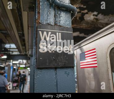 NEW YORK, N.Y. – 19. August 2022: An der Wall Street Station ist ein New York City Subway zu sehen. Stockfoto