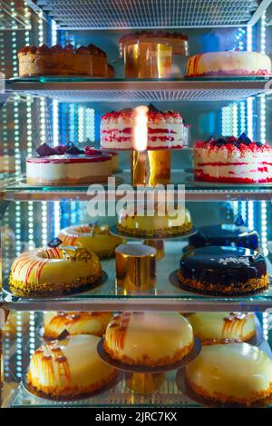 Berühmte neapolitanische Kuchen in einem Schaufenster. Stockfoto