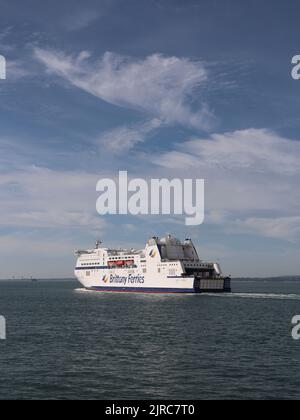 Das Schiff der Brittany Ferries MONT ST MICHEL verlässt den Hafen in Richtung Caen, Frankreich Stockfoto