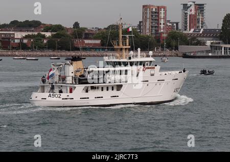 Das Trainingsschiff der Royal Netherlands Navy HNLMS VAN KINSBERGEN, das am Marinestützpunkt ankommt Stockfoto