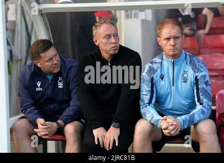 Stephen Rand, Analyschef von Nottingham Forest, Steve Cooper, und Alan Tate, Assistant Manager, waren während des zweiten Carabao Cup-Spiels im Blundell Park, Grimsby, an der Touchline. Bilddatum: Dienstag, 23. August 2022. Stockfoto