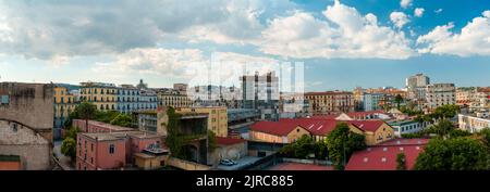 Panoramablick auf den zentralen Stadtteil von Neapel in Italien. Stockfoto