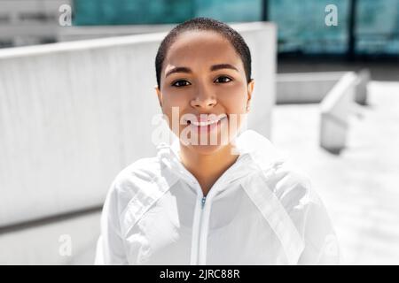 afroamerikanische Frau in Sportkleidung im Freien Stockfoto