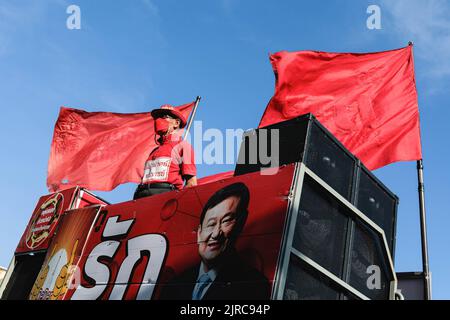 Bangkok, Thailand. 23. August 2022. Ein Protestler steht auf einem Lastwagen mit einem Plakat von Thaksin Shinawatra, das während der Demonstration mit dem Wort "Liebe" geschmückt ist. Die pro-demokratischen Demonstranten protestieren gegen den thailändischen Premierminister Prayut Chan-ocha, der seinen Rücktritt fordert, und sie sagen, dass Prayut Chan-ocha seine verfassungsgemäß befristete Amtszeit überschritten hat. (Foto von Varuth Pongsapipatt/SOPA Image/Sipa USA) Quelle: SIPA USA/Alamy Live News Stockfoto