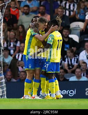 Ryan Yates von Nottingham Forest (links) feiert das erste Tor ihrer Spielmannschaft während des zweiten Spiels im Carabao Cup im Blundell Park, Grimsby. Bilddatum: Dienstag, 23. August 2022. Stockfoto