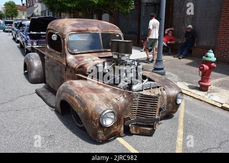Ein Vintage Pickup Truck, der als Rattenstange aufgebaut wurde, wurde auf einer Autolaufstellung ausgestellt. Stockfoto