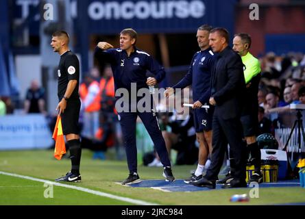 Dave Challinor, der Manager von Stockport County, steht während des zweiten Spiels des Carabao Cups im Edgely Park, Stockport, auf der Touchline. Bilddatum: Dienstag, 23.. August 2022. Stockfoto