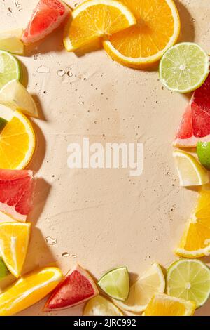 Rahmen aus Scheiben von verschiedenen Zitrusfrüchten Stockfoto