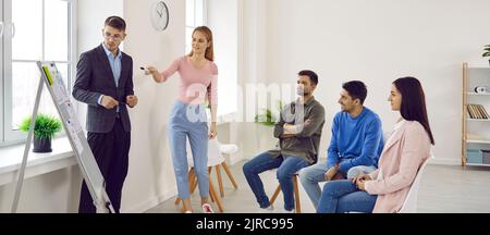 Junge Geschäftsleute arbeiten gemeinsam an einem neuen Projekt, während sie im kreativen Büro sitzen Stockfoto
