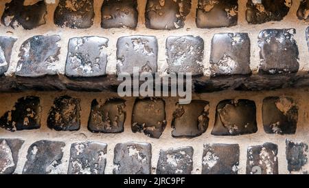 Steinstufen aus der Nähe. Rohe Steinstufen Stockfoto