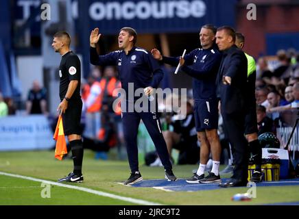 Dave Challinor, der Manager von Stockport County, steht während des zweiten Spiels des Carabao Cups im Edgely Park, Stockport, auf der Touchline. Bilddatum: Dienstag, 23.. August 2022. Stockfoto