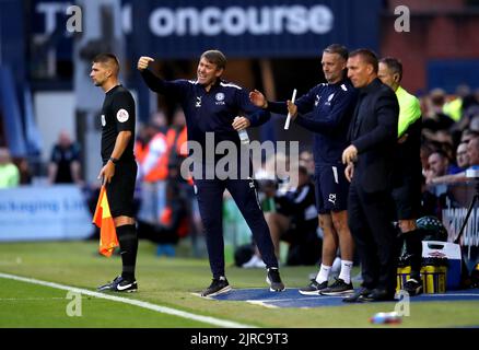 Dave Challinor, der Manager von Stockport County, steht während des zweiten Spiels des Carabao Cups im Edgely Park, Stockport, auf der Touchline. Bilddatum: Dienstag, 23.. August 2022. Stockfoto