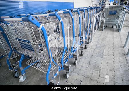 Viele leere Wagen im Supermarkt. Die Wagen des Lebensmittelladens werden geparkt. Stockfoto