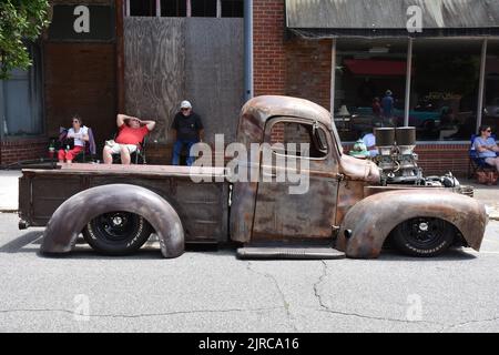 Ein Vintage Pickup Truck, der als Rattenstange aufgebaut wurde, wurde auf einer Autolaufstellung ausgestellt. Stockfoto