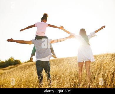 Kind Tochter Familie glücklich Mutter Vater Liebe Spaß zusammen Mädchen fröhlich Feld Natur Sommer Stockfoto