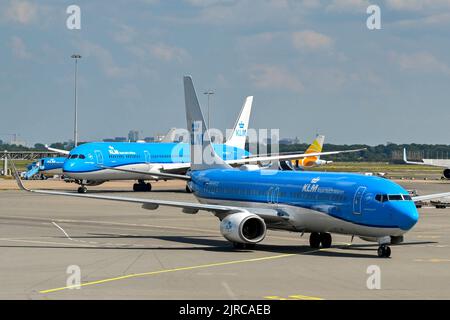 Amsterdam, Niederlande - 2022. August: KLM Boeing 737 nähert sich dem Flughafenterminal nach der Landung am Flughafen Schipol Stockfoto