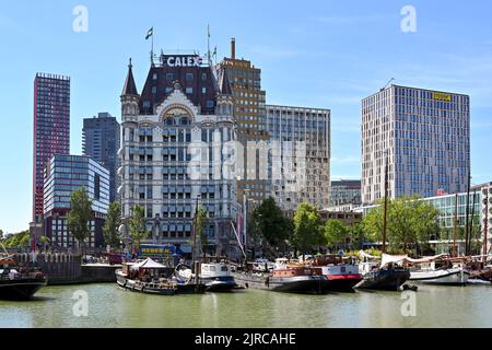 Rotterdam, Niederlande - August 2022: Außenansicht des historischen Gebäudes des Weißen Hauses im Stadtzentrum. Der Architekt war Willem Molenbroek Stockfoto