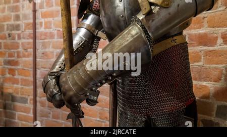 Nahaufnahme der Metallrüstung. Mittelalterliche Ritterrüstung Stockfoto