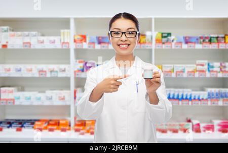 asiatische Apothekerin oder Ärztin mit Medizin Stockfoto