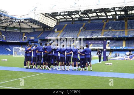 Fulham, London, Großbritannien. 23. August 2022. Die ersten Mannschaftsspieler des Chelsea Football Club trainieren auf ihrem Heimgelände, der Stamford Bridge, vor den Fans bei einem Training am Tag der offenen Tür. Kredit: Motofoto/Alamy Live Nachrichten Stockfoto