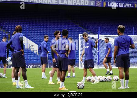 Fulham, London, Großbritannien. 23. August 2022. Die ersten Mannschaftsspieler des Chelsea Football Club trainieren auf ihrem Heimgelände, der Stamford Bridge, vor den Fans bei einem Training am Tag der offenen Tür. Kredit: Motofoto/Alamy Live Nachrichten Stockfoto