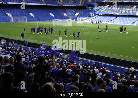 Fulham, London, Großbritannien. 23. August 2022. Die ersten Mannschaftsspieler des Chelsea Football Club trainieren auf ihrem Heimgelände, der Stamford Bridge, vor den Fans bei einem Training am Tag der offenen Tür. Kredit: Motofoto/Alamy Live Nachrichten Stockfoto