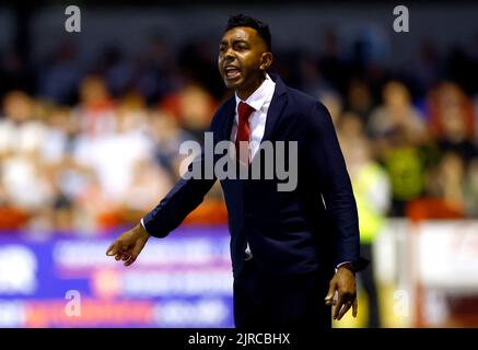 Crawley Town Manager Kevin Betsy während des Carabao Cup-Spiels in der zweiten Runde im Broadfield Stadium, Crawley. Bilddatum: Dienstag, 23.. August 2022. Stockfoto