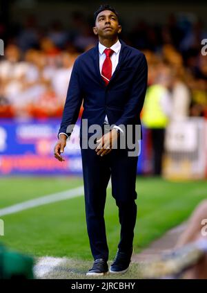 Crawley Town Manager Kevin Betsy während des Carabao Cup-Spiels in der zweiten Runde im Broadfield Stadium, Crawley. Bilddatum: Dienstag, 23.. August 2022. Stockfoto