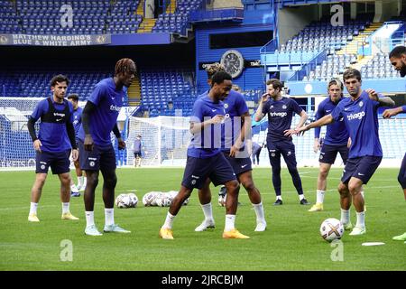 Fulham, London, Großbritannien. 23. August 2022. Die ersten Mannschaftsspieler des Chelsea Football Club trainieren auf ihrem Heimgelände, der Stamford Bridge, vor den Fans bei einem Training am Tag der offenen Tür. Kredit: Motofoto/Alamy Live Nachrichten Stockfoto