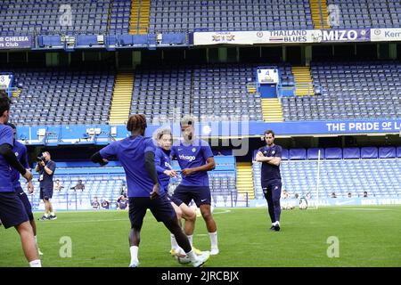 Fulham, London, Großbritannien. 23. August 2022. Die ersten Mannschaftsspieler des Chelsea Football Club trainieren auf ihrem Heimgelände, der Stamford Bridge, vor den Fans bei einem Training am Tag der offenen Tür. Kredit: Motofoto/Alamy Live Nachrichten Stockfoto