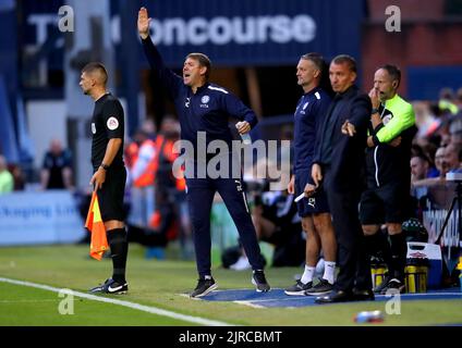 Dave Challinor, der Manager von Stockport County, steht während des zweiten Spiels des Carabao Cups im Edgely Park, Stockport, auf der Touchline. Bilddatum: Dienstag, 23.. August 2022. Stockfoto