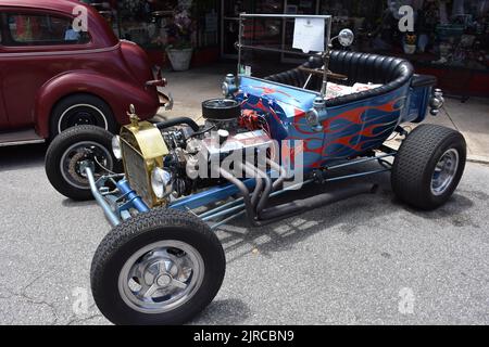 Ein 1923 T-Bucket Hot Rod auf einer Autolaufstellung. Stockfoto