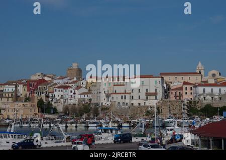 Der Hafen von Termoli, wo Fischerboote anlegen, liegt an der Adria in Molise - Italien Stockfoto