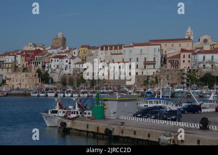 Der Hafen von Termoli, wo Fischerboote anlegen, liegt an der Adria in Molise - Italien Stockfoto